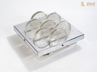 un plateau en argent contenant une poignée de pièces
