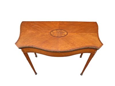 Table à jeu à plateau portefeuille en bois placage. Montants…