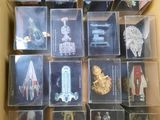 une boîte contenant un grand nombre d'objets différents