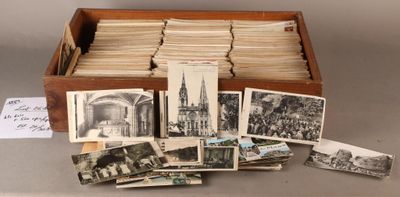 une vieille photo montrant une boîte en bois remplie d'une multitude de vieilles photos