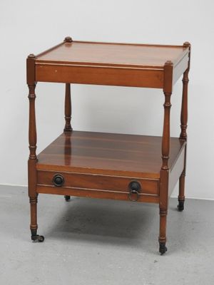 l'image d'une petite table en bois avec un tiroir en dessous
