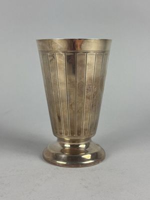 un vase en argent posé sur une table