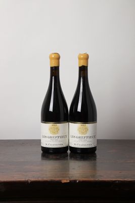 deux bouteilles de vin posées sur une table en bois