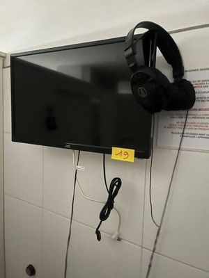 une télévision à écran plat fixée au mur dans une salle de bains