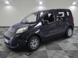 la photo d'une petite camionnette noire garée dans un garage