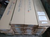 plusieurs cartons empilés les uns sur les autres dans un entrepôt