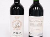 deux bouteilles de vin posées l'une à côté de l'autre sur une table