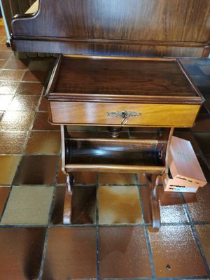 un piano posé sur un sol carrelé dans une pièce