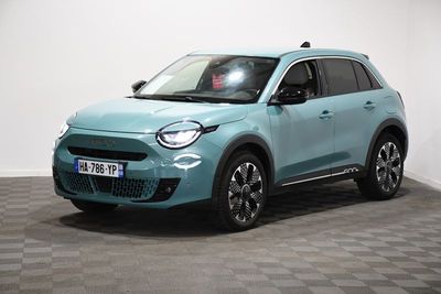 une voiture bleue garée dans une pièce au sol en damier