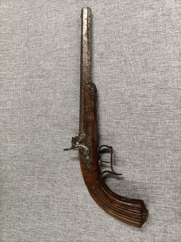 Pistolet à percussion, crosse en bois naturel sculpté. Canon à pa