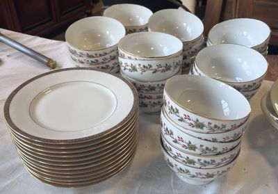 beaucoup d'assiettes et de tasses sur la table