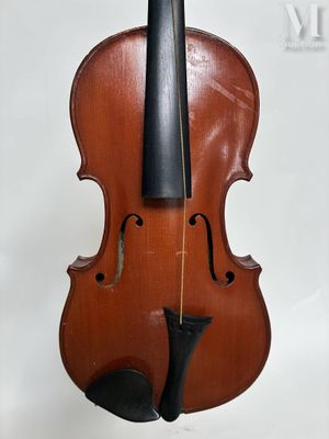 gros plan d'un violon avec un archet sur fond blanc