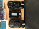 trois téléphones portables posés sur une table