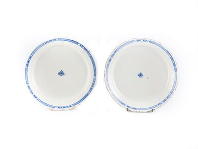 deux assiettes ornées de motifs bleus et blancs sur un fond blanc