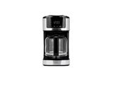 une cafetière noire et argentée sur fond blanc, avec une horloge numérique