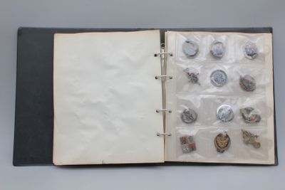 un livre ouvert dans lequel se trouvent plusieurs boutons