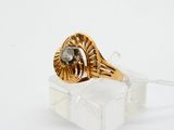 l'image d'une bague en or surmontée d'un diamant