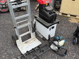 un petit chariot avec une échelle et d'autres objets sur le parking