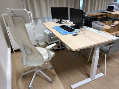 un bureau avec une chaise et un ordinateur dessus