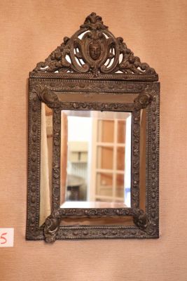 un miroir accroché au mur au-dessus d'un lavabo
