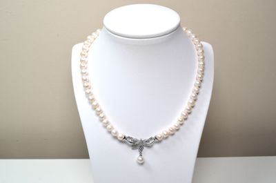 Un collier ras de cou composé de perles de culture, avec fer…