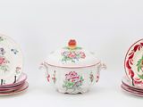 trois assiettes et un bol avec un couvercle sont posés sur une table