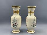 deux vases décorés de fleurs