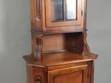 une armoire en bois surmontée d'un miroir