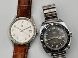 une image d'un couple de montres assises l'une à côté de l'autre