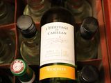 plusieurs bouteilles de vin dans une boîte rouge