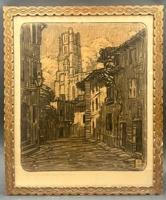 une vieille photo d'une rue de la ville avec une tour horloge en arrière-plan