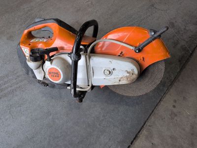 a small machine that is sitting on the ground