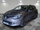 la voiture grise est garée sur un sol en damier dans le garage