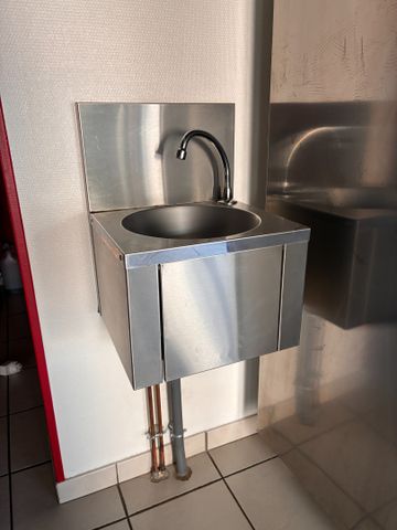 Lave main commande genou. Frais en sus 14.28%. TVA Récupérable. P...