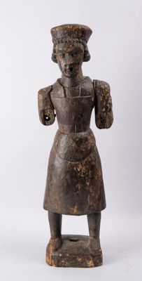 un gros plan sur une statue en bois représentant une personne portant un chapeau