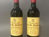 deux bouteilles de vin posées l'une à côté de l'autre sur une table