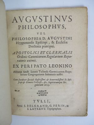 un vieux livre écrit posé sur une table