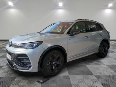 un SUV Alfa QX 2021 de couleur argentée garé dans un showroom