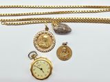 un collier en or et une montre de poche en or posés sur une surface blanche