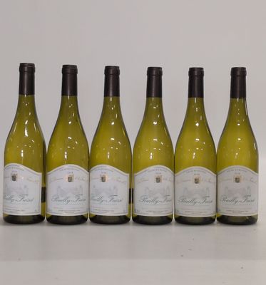six bouteilles de vin blanc alignées sur une table