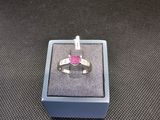 bague en argent massif sertie d'une pierre rose, présentée dans un coffret cadeau