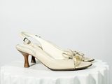 Les chaussures de la femme sont posées sur un socle blanc.