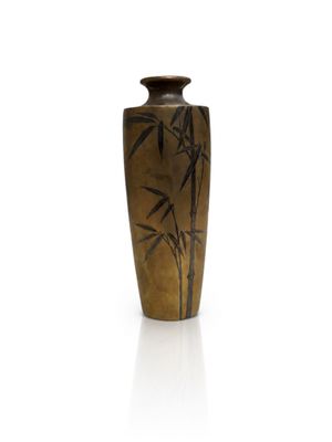 une image représentant un vase orné d'un motif de bambou