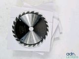 une lame de scie circulaire posée sur une feuille de papier