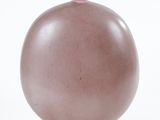 un grand vase marron posé sur une surface blanche