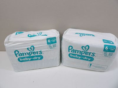 deux paquets de couches Pampers Baby Dry empilés l'un sur l'autre