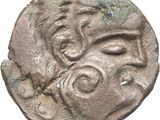 une pièce d'argent sur laquelle figurent un visage et une tête