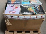 une caisse remplie de DVD posée sur une palette