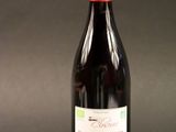 la bouteille de vin rouge est posée sur la table