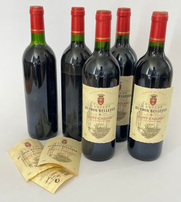 quatre bouteilles de vin sont alignées sur une surface blanche